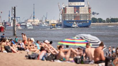 Bild: Georg Wendt/dpa
Trotz vieler Strände in Hamburg gibt es an der Elbe keine Badestelle - die CDU will das ändern (Archivbild).