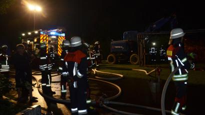 Bild: dob
Rund 50 Feuerwehrkräfte aus dem früheren Altlandkreis Vohenstrauß brachten das Feuer in einer Holzlege in Woppenrieth schnell unter Kontrolle.