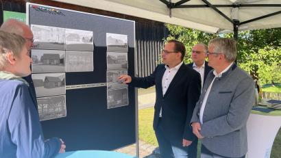 Bild: ihl
Der Leiter des Freilandmuseums Oberpfalz, Tobias Hammerl (Zweiter von rechts), zeigt Museumspädagogin Bettina Kraus, Bezirkstagspräsidenten Franz Löffler und MdL Martin Scharf (von links) erste Entwürfe für den Gastro-Stadel. Im Hintergrund stellvertretender Landrat Richard Tischler.