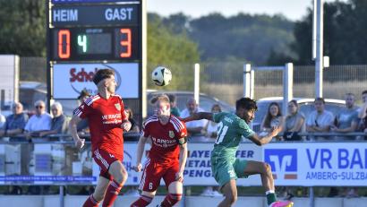 Bild: Hubert Ziegler
Auch in den ungewohnten roten Trikots trumpfte der SV Hahnbach an einem Freitagabend auf. Beim 1. FC Schlicht gab es einen deutlichen 4:0-Sieg.