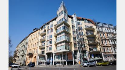 Bild: Annette Riedl/dpa-Zentralbild/ZB
Hinrich Ballers Architektur ist eigenwillig und fällt auf - ein Beispiel ist das Torhaus am Fraenkelufer. (Archivfoto)