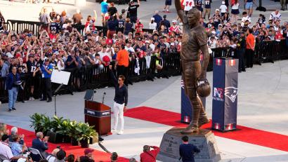Bild: Charles Krupa/AP/dpa
Tom Brady steht vor seiner 12 Fuß hohen Statue - in Anlehnung an seine Rückennummer 12.
