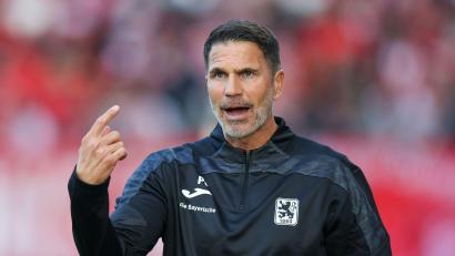 Bild: Christoph Reichwein/dpa
1860-Trainer Patrick Glöckner freut sich über den Heimsieg.