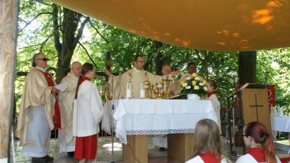 Archivbild: mmj
Ein Rückblick auf den Frauentag 2017: Domvikar Thomas Helm (Mitte) zelebrierte mit (von links) Pfarrer Dr. Jan Adrian Lata, BGR Michael Reitinger, Pfarrer Martin Särve und Pater Joseph den Festgottesdienst am Kalvarienberg.