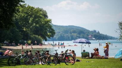 Bild: Lino Mirgeler/dpa
Bayerns Seen - hier der Starnberger See - sind beliebt bei Badegästen. Doch man sollte auch auf die dort lebenden Tiere Rücksicht nehmen, mahnt der Bund Naturschutz.