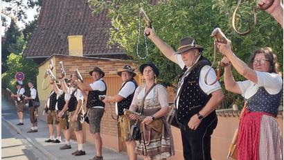 Bild: jua
Die Böllerschützen verkünden mit ihren Schüssen den Start der Kirwa in Schmidgaden.