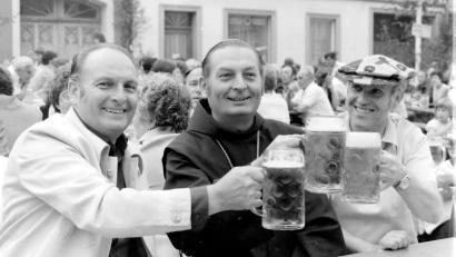 Archivbild: u
Der wohl prominenteste Marktplatzfestbesucher, den man in 50 Jahren Marktplatzfest begrüßen konnte, war Bischof Antonio Eduardo Bösl (Mitte). Gemeinsam mit Bürgermeister Willi Bösl (links), dem Bruder des Bischofs, stieß Sepp Uschold (rechts) auf das Gelingen des Festes an.
