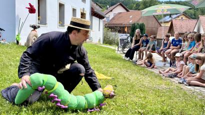 Bild: Ina Piehler
Michael Pöllmann mit der Raupe Lysandro, die sich etwas später in einen wunderschönen Schmetterling verwandelte.