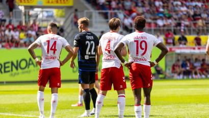 Bild: Sascha Janne
Frustrierte Jahn-Spieler, die Hände in den Hüften: Der SSV Jahn verlor gegen den MSV Duisburg mit 0:4.