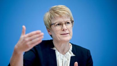 Bild: Britta Pedersen/dpa
„Wenn man den Menschen Versprechungen macht, die man am Ende nicht halten kann, dann sorgen sie nicht privat vor, obwohl viele es könnten“, meint die Wirtschaftsweise Veronika Grimm. (Archivbild)