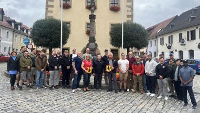Bild: Sgt. Matthew Masani 
Die Pateneinheit der 41. US-Feldartilleriebrigade war auf Erkundungstour auf dem Übungsplatz, im Museum und im Rathaus. Zweite Bürgermeisterin Anita Heßler empfing die Amerikaner im Rathaus, Gerald Morgenstern (jeweils mit Wappen) führte durch den Übungsplatz