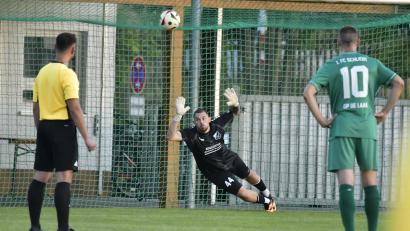 Bild: Hubert Ziegler
Keine Chance: Felix Hummel, der Torhüter des 1. FC Schlicht, konnte gegen den von Bastian Freisinger (SV Hahnbach) getretenen Foulelfmeter zum 4:0-Endstand absolut nichts ausrichten.