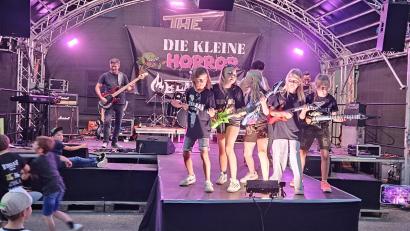 Bild: amö
"Blackfire" beim Festival am Freitagabend mit ihrem Winklarner Nachwuchs an den Luftgitarren.