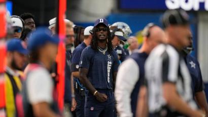 Bild: Mark J. Terrill/AP/dpa
NFL-Profi Lamb (Mitte) wurde von einem Schiedsrichter über den Haufen gerannt.