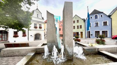 Bild: Gabi Schönberger
Die Pumpen für die kleinen Fontänen des Brunnens vor dem Rathaus in Neustadt laufen künftig von 10 Uhr bis 22 Uhr.