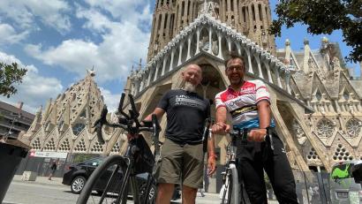 Bild: Reger/Feneis
Josef Reger (links) und Johann Feneis vor der "Sagrada Família" in Barcelona. Das Duo fuhr in sechs Tagen nach Katalonien und in ebenso vielen wieder zurück.