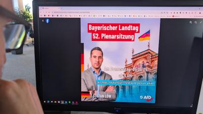 Bild: Ganzmann
Stefan Löw neben dem Maximilianeum. An den Sitzungen des Landtags darin hat er allerdings schon länger nicht mehr teilgenommen.