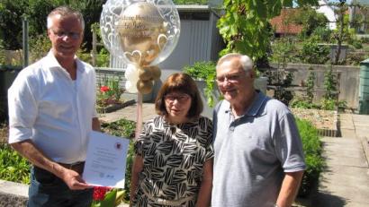 Bild: fg
Hirschaus Bürgermeister Hermann Falk gratuliert Anaa und Willi Brandt zur Goldenen Hochzeit.