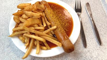 Bild: Stefanie Swann
Die vegane Currywurst in der Mensa der OTH in Weiden sieht einer originalen Currywurst aus Fleisch ähnlich.