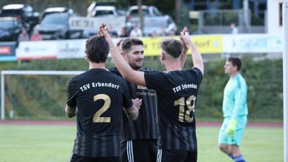 Bild: Dieter Jäschke
Der TSV Erbendorf durfte beim Sieg gegen den TSV Eslarn fünfmal jubeln, rechts Zweifach-Torschütze und Spielertrainer Benjamin Scheidler.