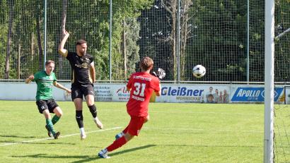 Bild: Gebert
Der vierfache Torschütze Anthony Hofweller (Mitte) schießt zum 5:1-Endstand für den FC Tirschenreuth ein. Die Mitterteicher Julian Enders (links) und Torwart Nico Magdeburg sind ohne Abwehrchance.