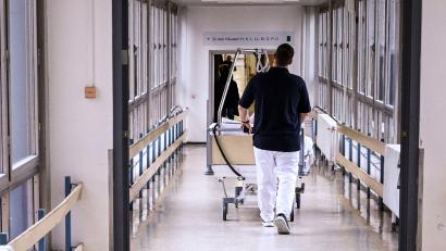 Symbolbild: Jens Kalaene/dpa
Essstörungen sind eine ernste Krankheit, teilweise müssen Patientinnen und Patienten im Krankenhaus behandelt werden.