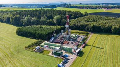 Bild: Peter Kneffel/dpa
Im Vorfeld hatten Anwohner und Umweltschützer gegen das Gasförderprojekt demonstriert.