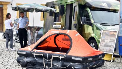 Bild: Stephan Huber
Mit einem Rettungsschlauchboot für sechs Personen und zwei Info-Lkw versuchte die Bundeswehr, speziell die Marine, am Luitpoldpatz Aufmerksamkeit zu erzeugen und für sich als Arbeitgeber zu werben. Vereinzelt gelang das, der große Andrang blieb aber aus.