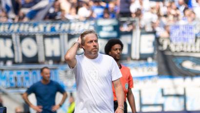 Bild: Sascha Janne
Jahn Trainer Michael Wimmer rauft sich die Haare: Sein Team war gegen den MSV Duisburg völlig neben der Kappe.