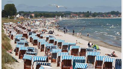 Bild: Georg Wendt/dpa
Die neue Woche verspricht Badewetter in Deutschland.