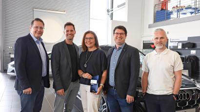 Bild: Lena Bär, Fischer Automobile 
Anlässlich ihres 30-jährigen Dienstjubiläums gratulierten (von links) Personalleiter Markus Kallmeier, Verkaufsleiter für Neuwagen Martin Krauß, Geschäftsführer Thomas Fischer und Betriebsleiter Alexander Granberg der Jubilarin Claudia Diller.
