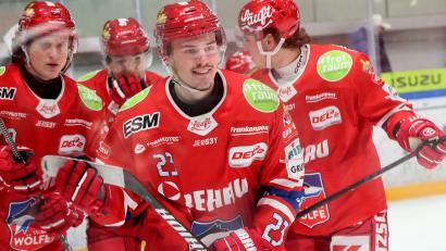 Bild: Mario Wiedel
Joel Hofmann (Mitte) verlässt die Selber Wölfe nach einer Saison wieder.
