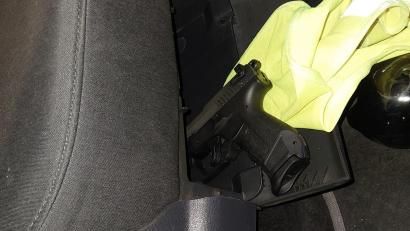 Bild: Bundespolizei
Die Beamten der Bundespolizei Furth im Wald entdeckten diese Schreckschusspistole unter dem Beifahrersitz eines 18-jährigen Tschechen.