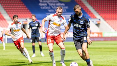 Bild: Sascha Janne
Lucas Hermes (Zweiter von rechts) und seine Teamkollegen des SSV Jahn Regensburg sind am Mittwoch im Pokal beim TSV Kornburg zu Gast.