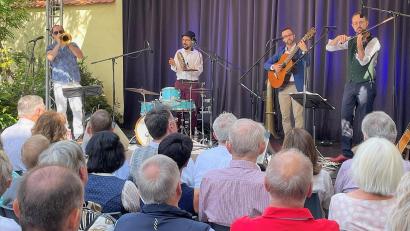 Bild: Susanne Schwab
Mit einem wunderschönen Konzert und brasilianisch-bayerischen Klängen setzten die vier Mitglieder von Bawaschôro (v.l.n.r.) Xaver Maria Himpsl, Ludwig Maximilian Himpsl, Henrique Miranda de Rebouꞔas einen Schlusspunkt unter das diesjährige Sommerfestival.