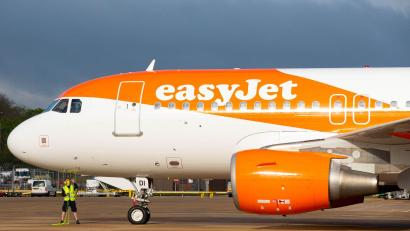 Symbolbild: David Parry/PA Wire/dpa
Die Fluggesellschaft Easyjet hat einen Piloten freigestellt, weil er angeblich betrunken und nackt in einer Hotelbar umherirrte.