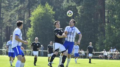 Bild: Hubert Ziegler
Michael Roith (rechts) vom SV Freudenberg ist Sieger in diesem Kopfballduell gegen Patrick Dehling (links) vom FC Edelsfeld. Die Freudenberger gewannen die Partie am vergangenen Sonntag mit 3:1.