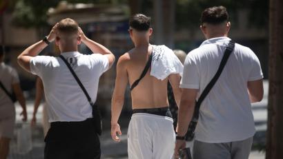 Bild: Clara Margais/dpa
Angesagt bei jungen Männern: das klassische weiße T-Shirt. Aber auch: zeigen, was man hat. Blanke Brust? Tattoos? Waschbrettbauch? (Archivbild)