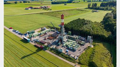 Bild: Peter Kneffel/dpa
Von der Gemeinde Reichling einmal die Straße runter steht der etwa 40 Meter hohe Bohrturm.