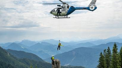 Symbolbild: Peter Kneffel/dpa
Der Junge wurde mit einer Winde in den Hubschrauber geholt.