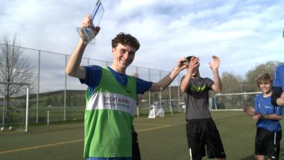 Archivbild: BR
Felix Belzner mit dem "Bayern-Treffer"-Pokal. Er wurde zweiter bei der Wahl zum Bayern-Treffer der Saison 2024/25.