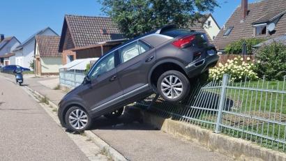 Bild: mab
In Schwarzenfeld fuhr eine Frau in einen Gartenzaun, glücklicherweise wurde laut Polizeiangaben niemand verletzt.