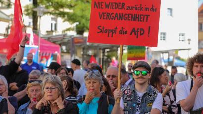 Archivbild: Wolfgang Steinbacher
Die AfD lädt am Tag vor Mariä Himmelfahrt zu einer Veranstaltung nach Tirschenreuth. Der Kreisverband Nordoberpfalz der Linken ruft zur Gegendemonstration auf und hofft auf viele Teilnehmerinnen und Teilnehmer. Hier ein Bild von einer Anti-AfD-Demo in Sulzbach-Rosenberg.