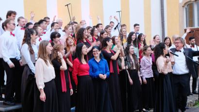 Bild: do
Der Festival-Chor bezaubert mit einer Kette leuchtender Melodien aus Filmmusiken. Mitreißend auch das Dirigat von Fred Sjöberg (rechts).
