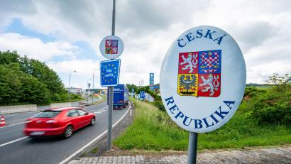 Symbolbild: Armin Weigel/dpa
Für die bayerischen Grenzregionen zu Tschechien haben die beiden Politiker Doleschal und Hopp einen Plan mit Empfehlungen veröffentlicht. Sie schlagen zum Beispiel eine Sonderwirtschaftszone vor.