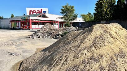 Bild: Gabi Schönberger
Hier eröffnet ein neuer Rewe-Markt. Das Gebäude des ehemaligen Einkaufsmarktes in der Neustädter Straße wird bereits entkernt und rückgebaut. Im Anschluss erfolgt der Abriss und ein Neubau entsteht.