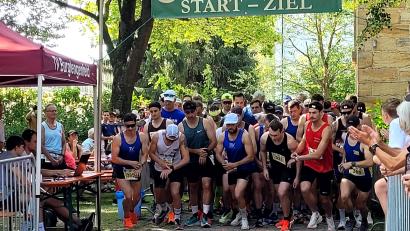 Bild: Franz Pretzl
Start über die 10 km beim Hammerseelauf in Bodenwöhr mit Sieger Markus Bergler (Nummer 385).