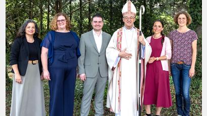 Bild: Jochen Wiedemann/Diözese Rottenburg-Stuttgart
Cornelia Dürgner (rechts) mit dem Bischof von Rottenburg-Stuttgart, Klaus Krämer, nach der feierlichen Beauftragung zur Gemeindereferentin gemeinsam mit weiteren Absolventen.