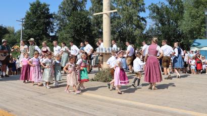 Bild: mrr
Die Kirwapaare und die Kinderkirwapaare beim Einzug zum Baumaustanzen.