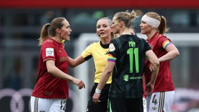 Bild: Daniel Löb/dpa
Spitzenschiedsrichterin Fabienne Michel (Mitte): keine technischen Hilfsmittel in der Bundesliga.